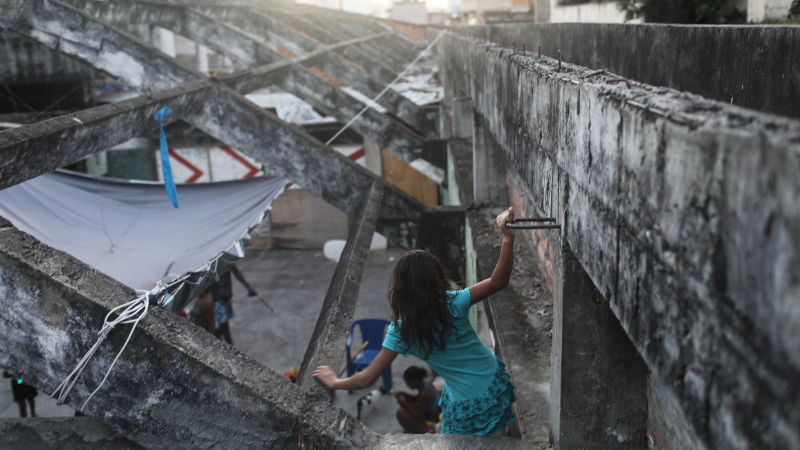 Una niña juega en la favela que se encuentra a poco más de un kilómetro del estado Maracaná (Foto: Getty).